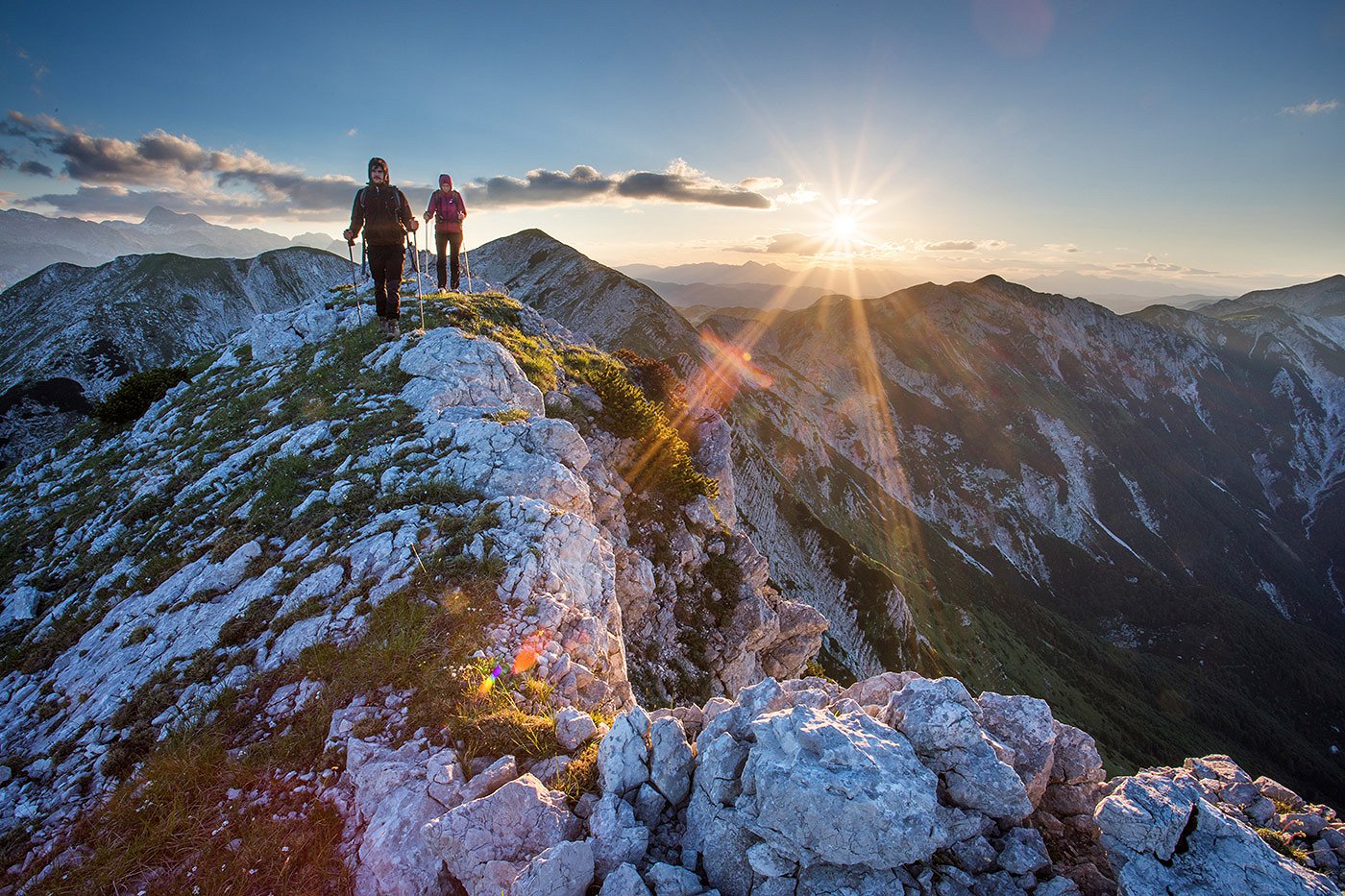 Gli escursionisti si godono l'alba in montagna