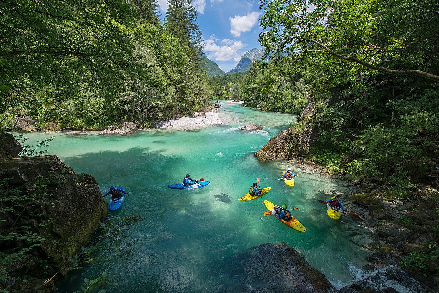 I canoisti riposano in una piscina color smeraldo accanto al fiume Isonzo