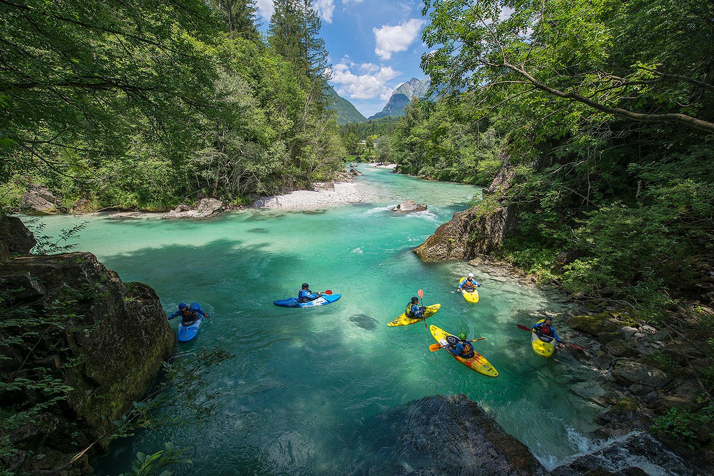 Kajakfahrer ruhen in einem smaragdgrünen Pool am Fluss Soča