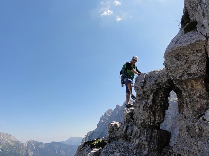 Ein voll ausgestatteter Kletterer klettert eine alpine Richtung.