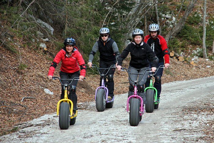 Un gruppo scende la strada forestale con monster roller