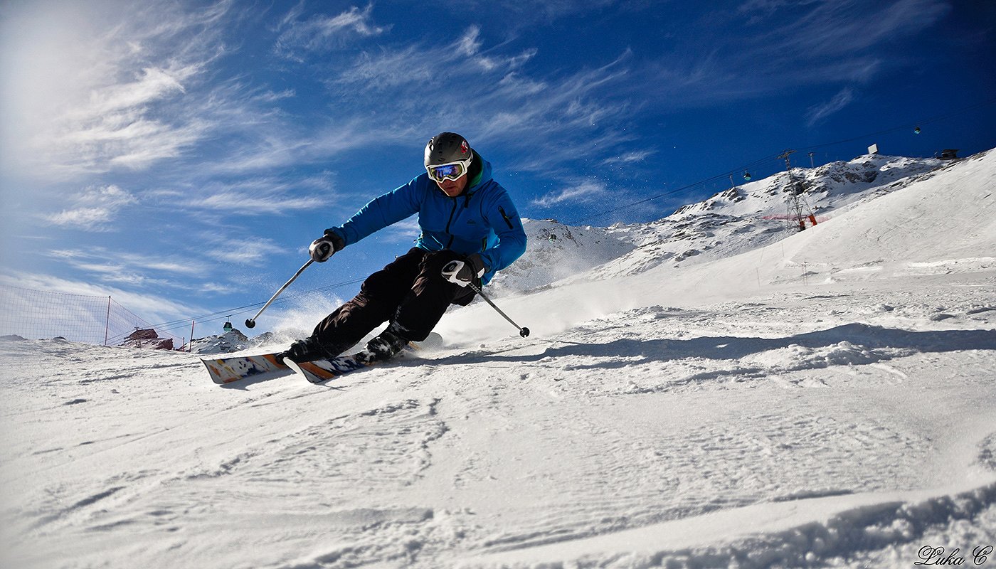 Uno sciatore che scende da una pista da sci