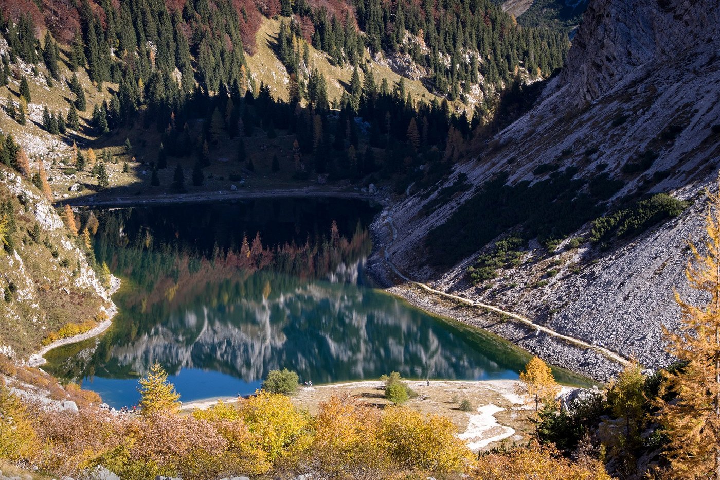 Krnsko jezero v jeseni, Slovenija