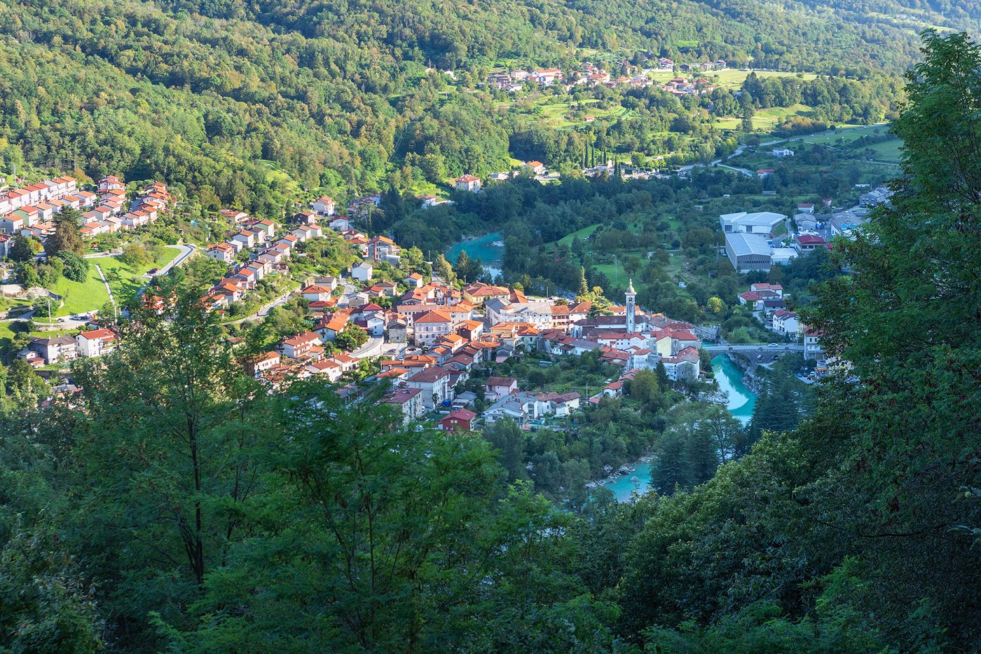 Blick auf die Stadt Kanal, an der der Fluss Soča vorbeifließt