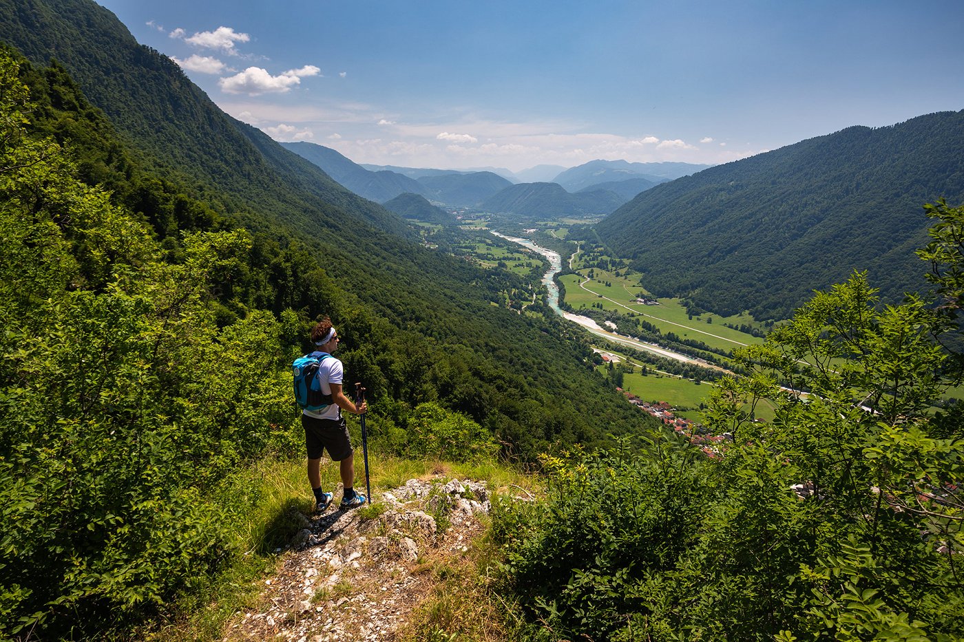 Daljinska pot Alpe Adria Trail - razgled na reko Sočo nad vasjo Volarje.