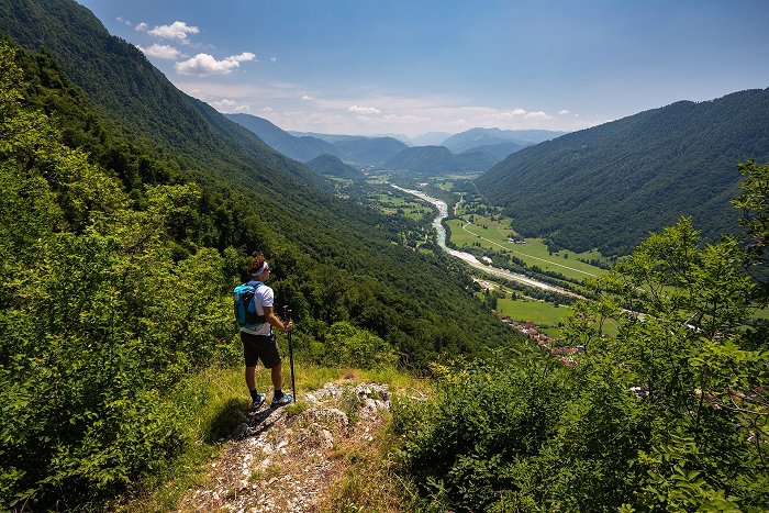 Daljinska pot Alpe Adria Trail - razgled na reko Sočo nad vasjo Volarje.