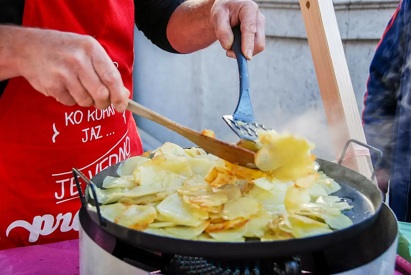 Preparation of the frika in a pan