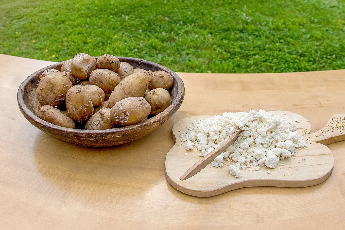 Čompe (gekochten ungeschälten Kartoffeln) und salzigem Schaf-Quark