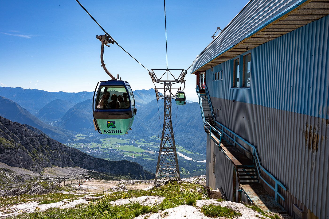 La gondola con la famiglia è arrivata all\'ultima stazione a 2202m