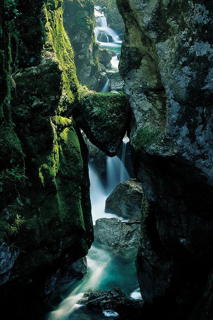 Bärenkopf - ein großer Felsen, der im engen Teil der Zadlaščica-Klamm eingekeilt ist.