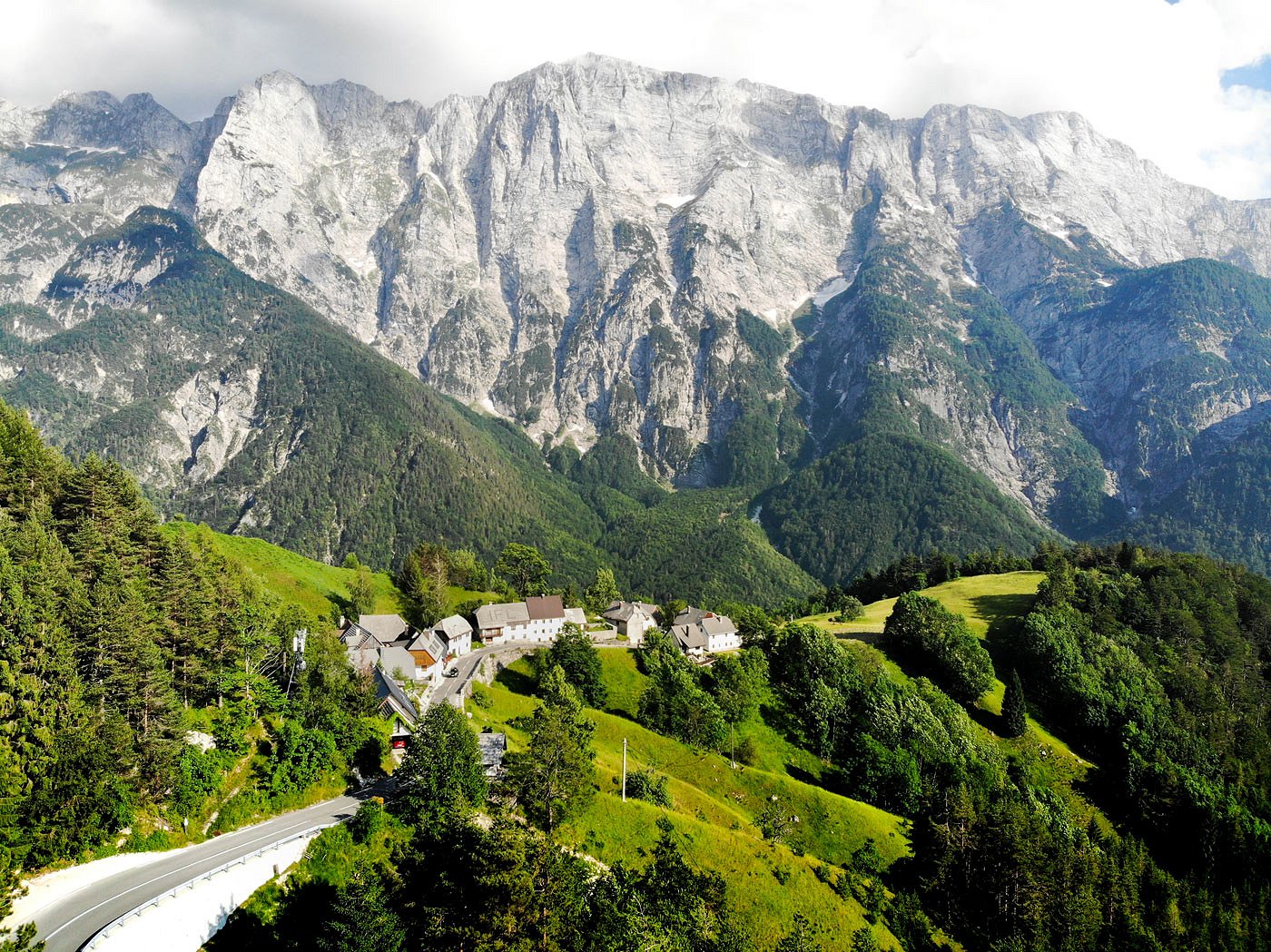 Blick auf das Dorf Strmec unterhalb von Loška stena