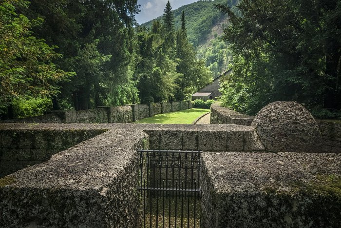 Ingresso davanti alle mura dell\'ossario tedesco