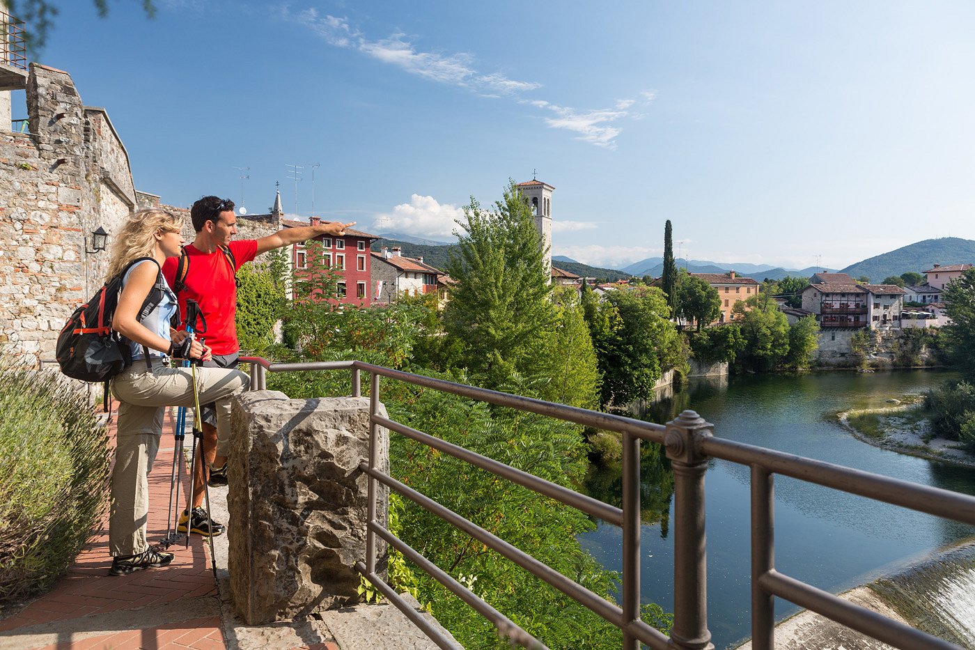 Wanderer bewundern die Aussicht auf die Stadt Cividale