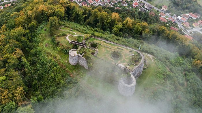 Una veduta panoramica dei resti del castello sulla collina di Kozlov rob