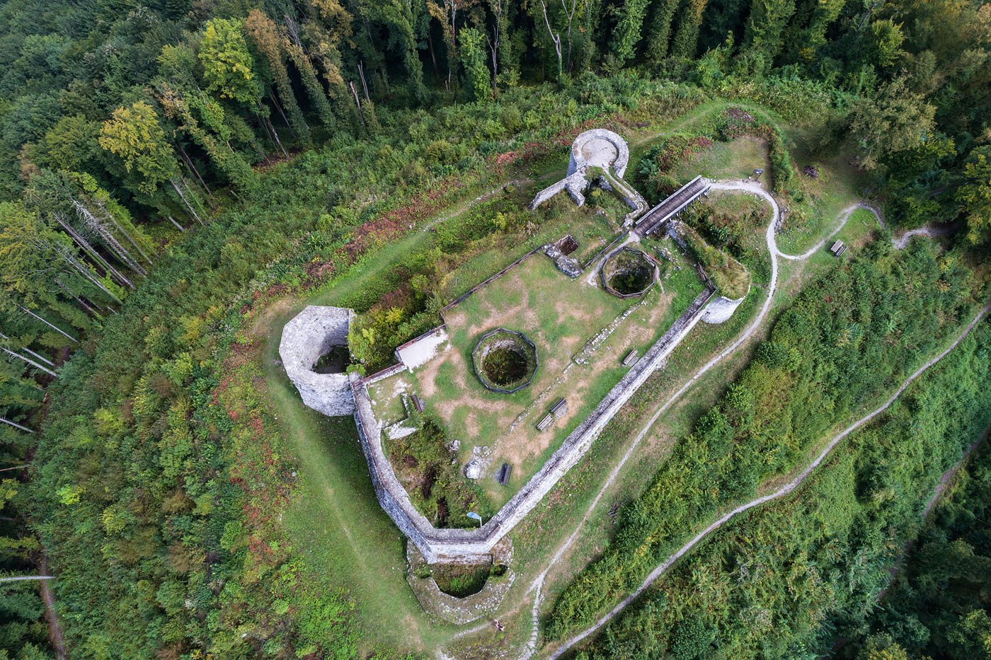 Pogled iz ptičje perspektive na ostaline gradu na griču Kozlov rob