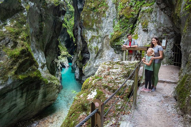 Die Familie genießt die Aussicht auf die enge Tolminka-Klamm und den grünblauen Tolminka-Fluss.