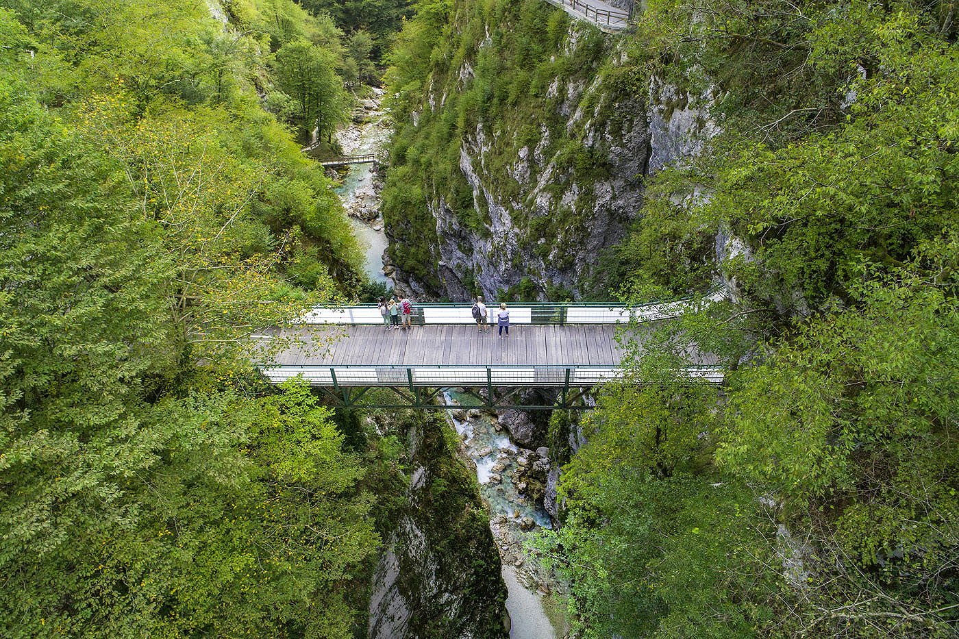 Besucher blicken von der Teufelsbrücke 60 m tief in die Tolminka Klamm.