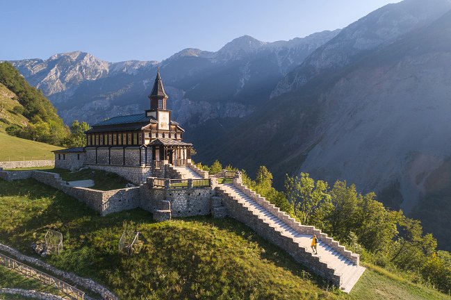 Der Gast erklimmt die vielen Steintreppen zur Gedächtniskirche.