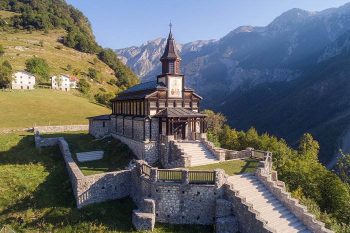 Außenansicht der Gedächtniskirche aus Holz und Stein.