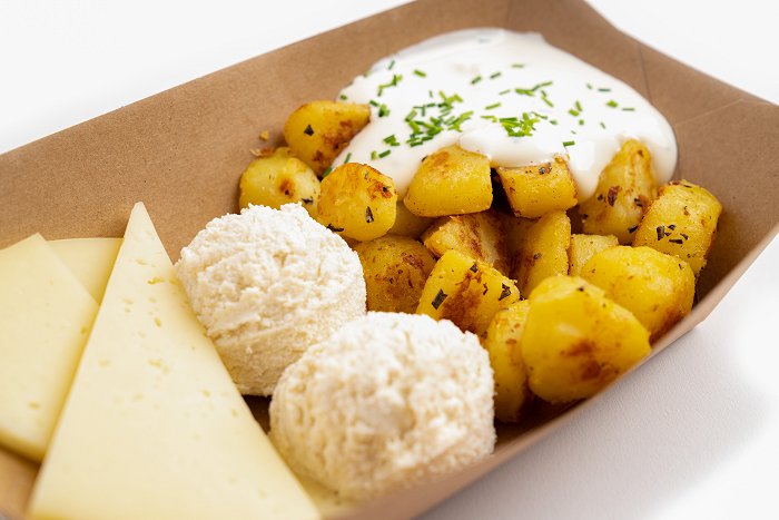 Bovec kitch\'n • „Čompe in skuta“ con formaggio di pecora e salsa all\'erba cipollina • Soča Valley Finest