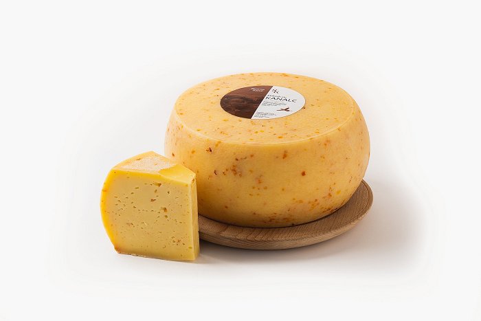 Sirarna Kanal • Poltrdi sir Kanalc z dodatkom čilija • Iz Doline Soče