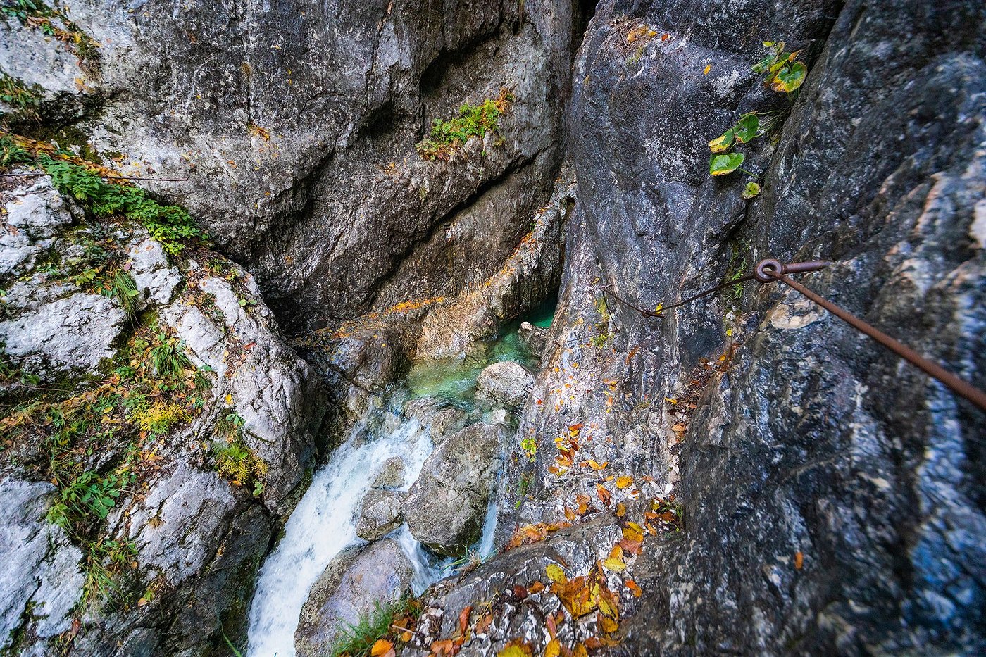 Die Karstquelle des smaragdgrünen Flusses Soča, die mit Hilfe eines Stahlseils erreicht wird.