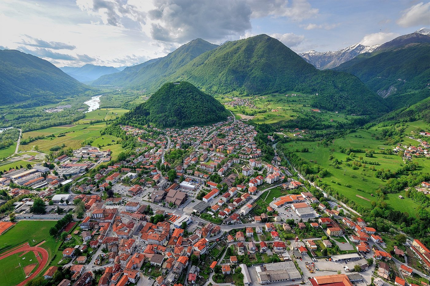 Razgled na mesto Tolmin pod vzpetino Kozlov rob z ostalinami gradu.