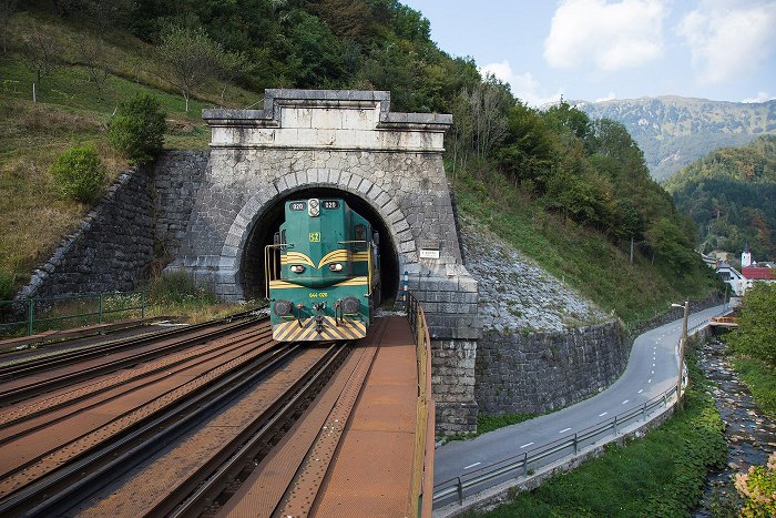 Der Zug kommt aus dem Eisenbahntunnel in Podbrdo.