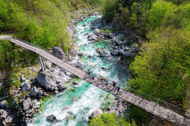Radfahren entlang der Hängebrücke über den Fluss Soča