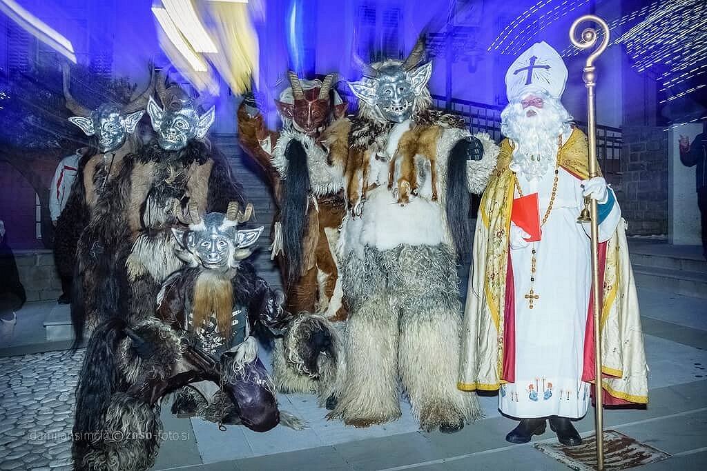 Prižig praznične razsvetljave in prihod Miklavža s parkeljni