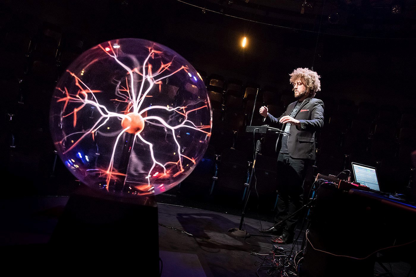 Tesla, glasbeno gledališka predstava