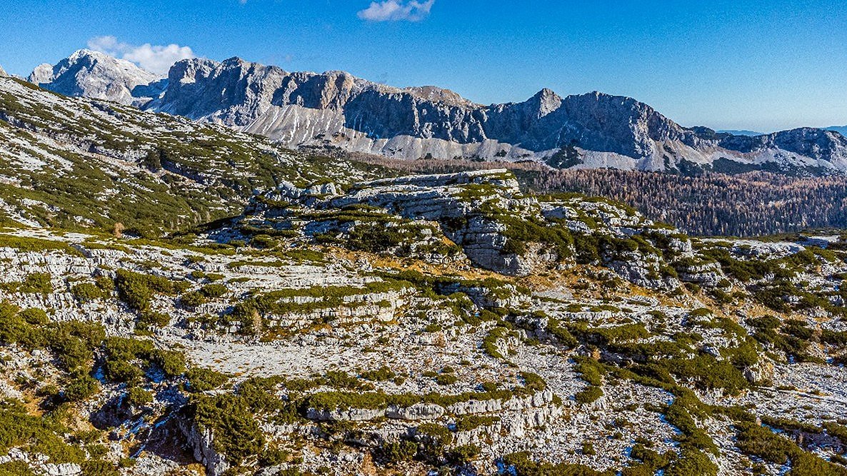 Velika vrata (1953 m) na Gorenji Komni in Burren na zahodnem Irskem