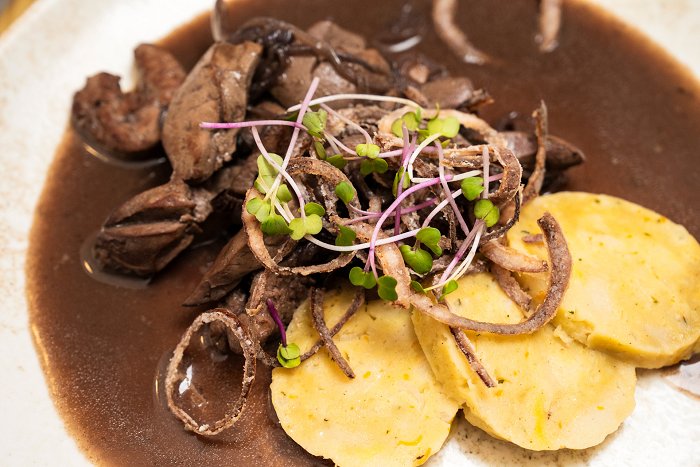Pensione Hedvika • Fegato d\'agnello con salsa alle cipolle e canederlo di pane • Soča Valley Finest