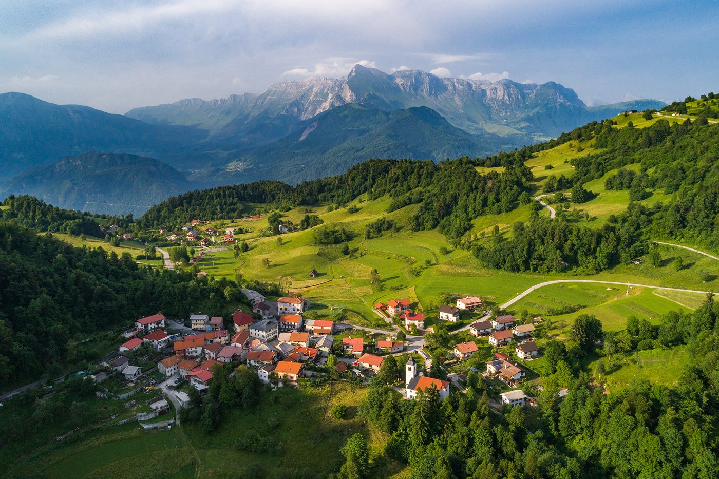 Pohod Livška štorja vodi po razglednih poteh v okolici Livka, ki združuje čudovite razglede in domače zgodbe, štorije in druženje domačinov z obiskovalci